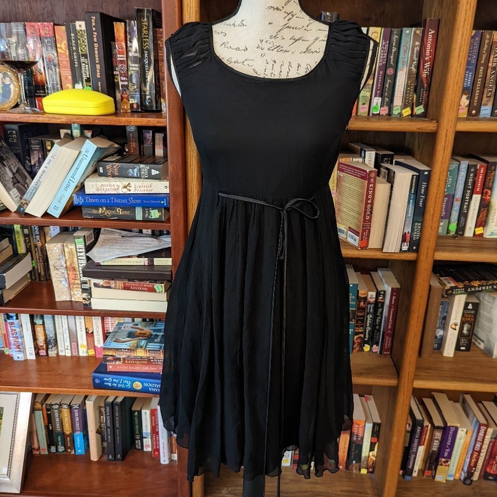 Black Sleeveless Pleated Waist-Tie Dress